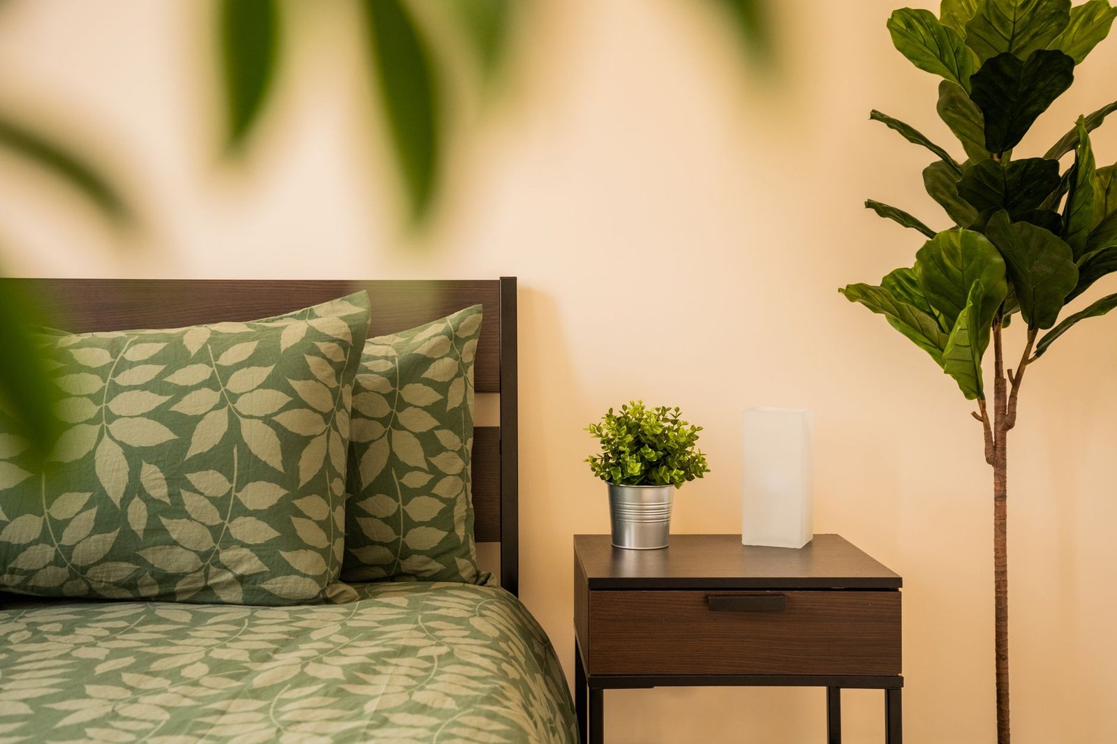 bedroom with houseplants design